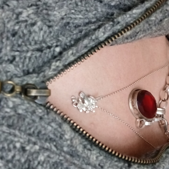 Vintage sterling silver unicorn pendant with flowers in hair - Picture 7 of 8